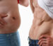 Dva muškarca upoređuju stomake - jedan je gojazan drugi fit