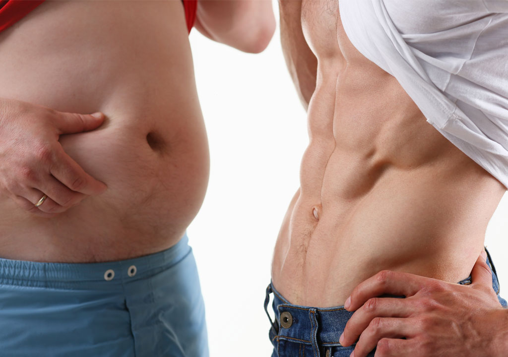 Dva muškarca upoređuju stomake - jedan je gojazan drugi fit